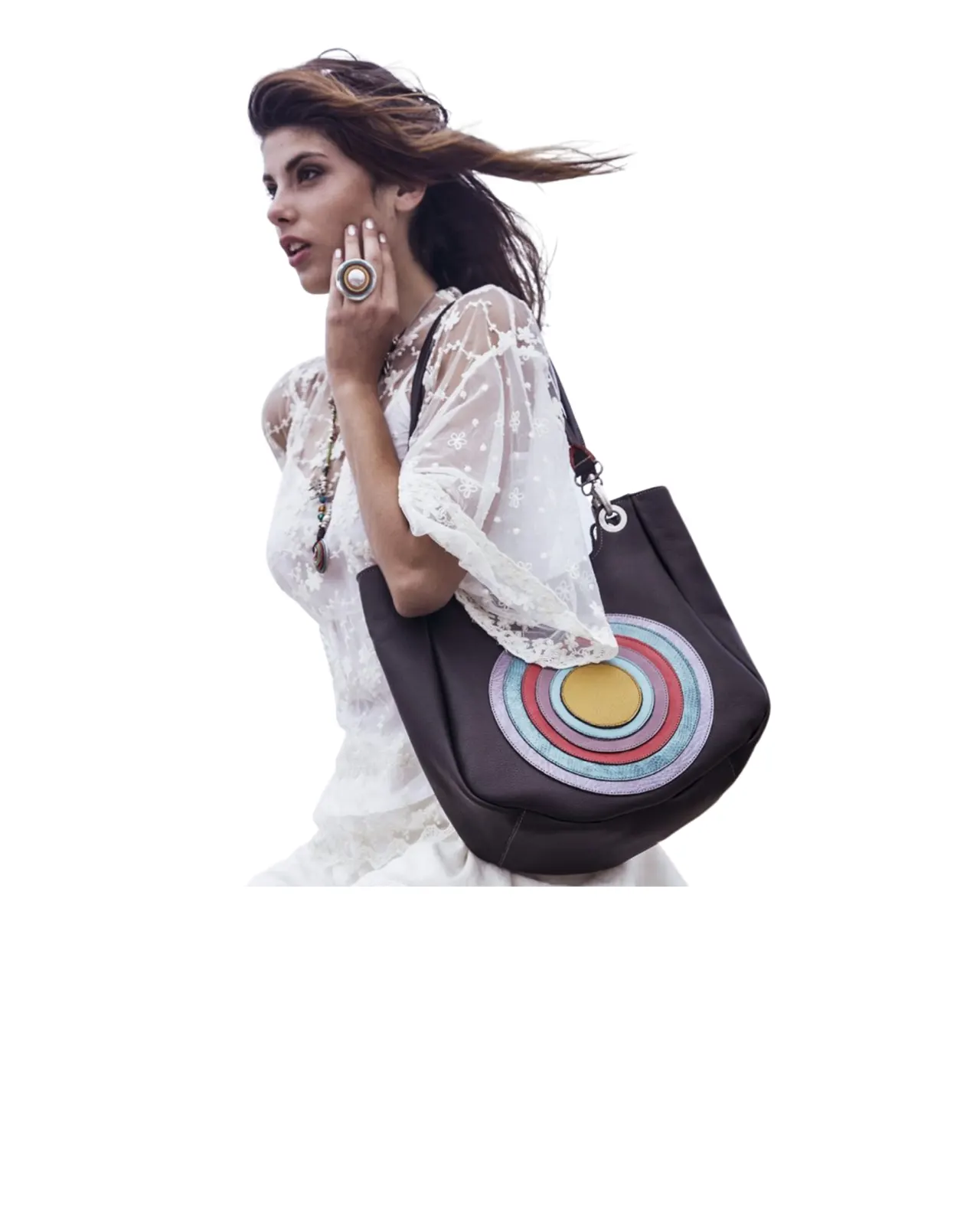 title-bolso CORA con modelo handmade-kupka store handmade products-productos artesanales hechos a mano-kupkastore.com-title